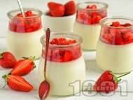 Рецепта Желиран крем с кисело мляко, сладко от ягоди, ванилия и пресни ягоди